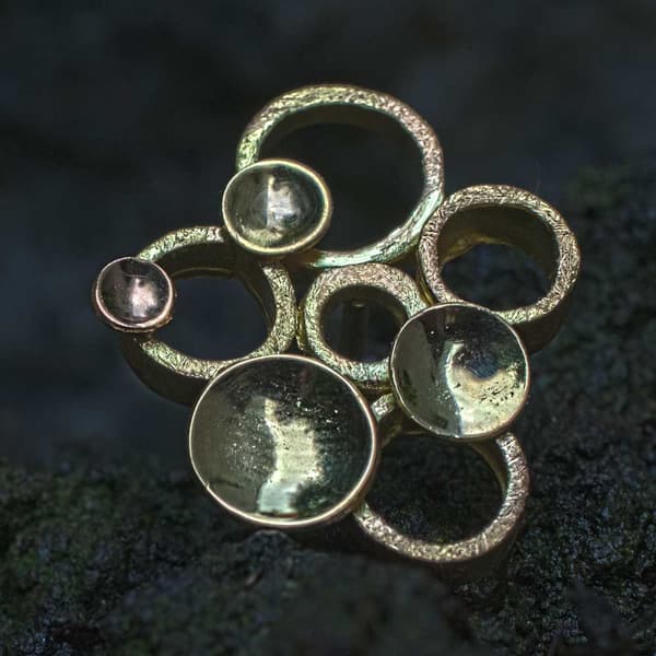 Kreise und Plättchen in Gold mit Perle