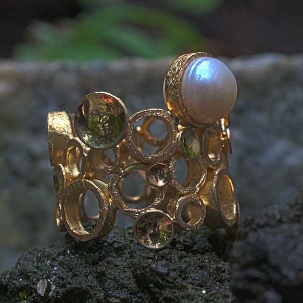 Kreise und Plättchen in Gold mit Perle