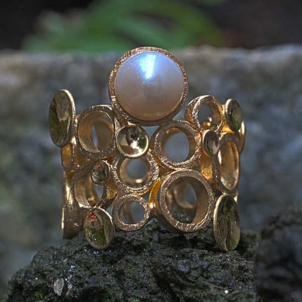 Kreise und Plättchen in Gold mit Perle