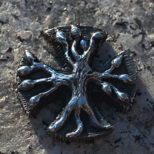 gleichschenkliges Kreuz mit Lebensbaum