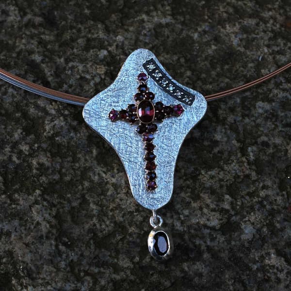 Umarbeitung Granatkreuz Granatkreuz neu gestyled