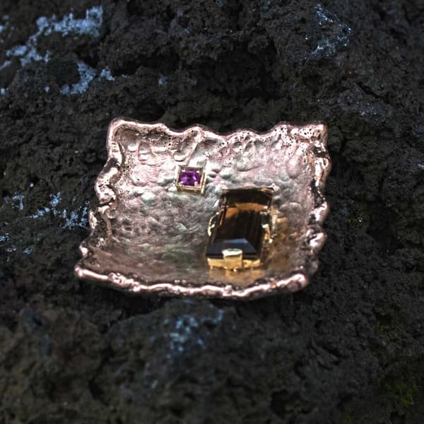 Rauchquarzund Rubin im Goldquadrat