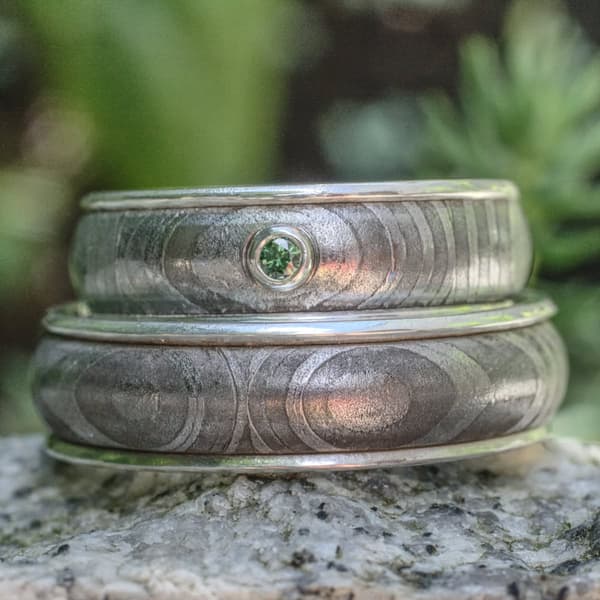 Augendamast mit grünem Diamant Damastringe mit Silberauskleidung und grünem Diamant im Damenring