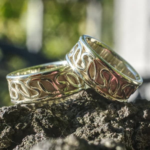 Grüngold Trauringe mit Ornamentband Grüngold Trauringe mit Ornamentband