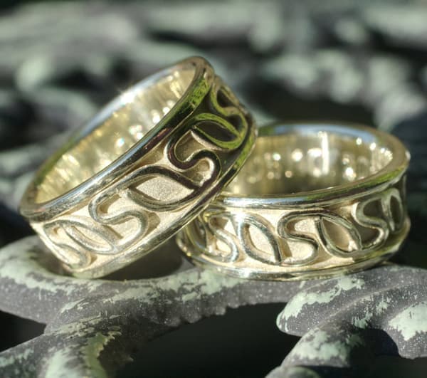 Grüngold Trauringe mit Ornamentband 3 Grüngold Trauringe mit Ornamentband – Bild 3