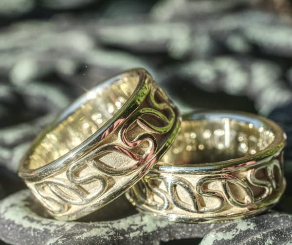 Grüngold Trauringe mit Ornamentband 2 Grüngold Trauringe mit Ornamentband – Bild 2