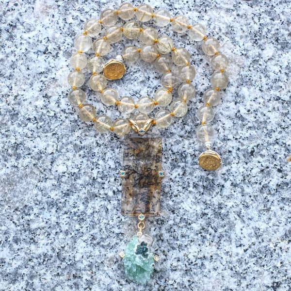 Anhänger Dentritenquarz mit Apophylith Kristall Anhänger rechteckiger Dentritenquarz mit 4 Gelbgoldkrappen mit blauen Brillanten und Apophylith Kristall mit drei Krappen in Gelbgold mit Brillanten in Rutilquarz-Kugelkette