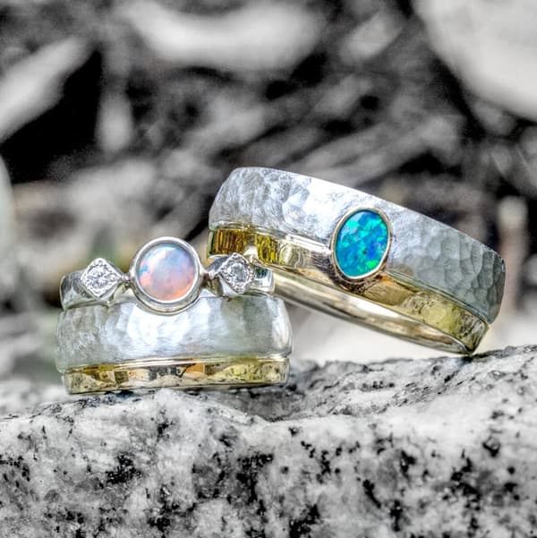 zweifarbige Eheringe mit Opal zweifarbige Eheringe mit Opal