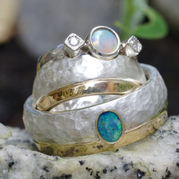 zweifarbige Eheringe mit Opal 3 zweifarbige Eheringe mit Opal – Bild 3