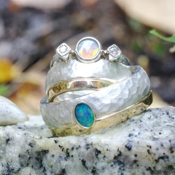 zweifarbige Eheringe mit Opal 2 zweifarbige Eheringe mit Opal – Bild 2