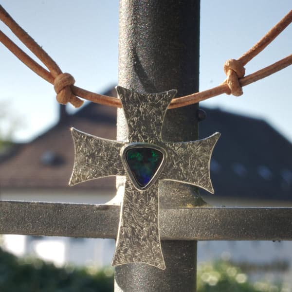 Kreuz mit Boulderopal – Bild 4