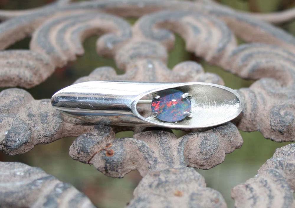 Brosche mit Opal