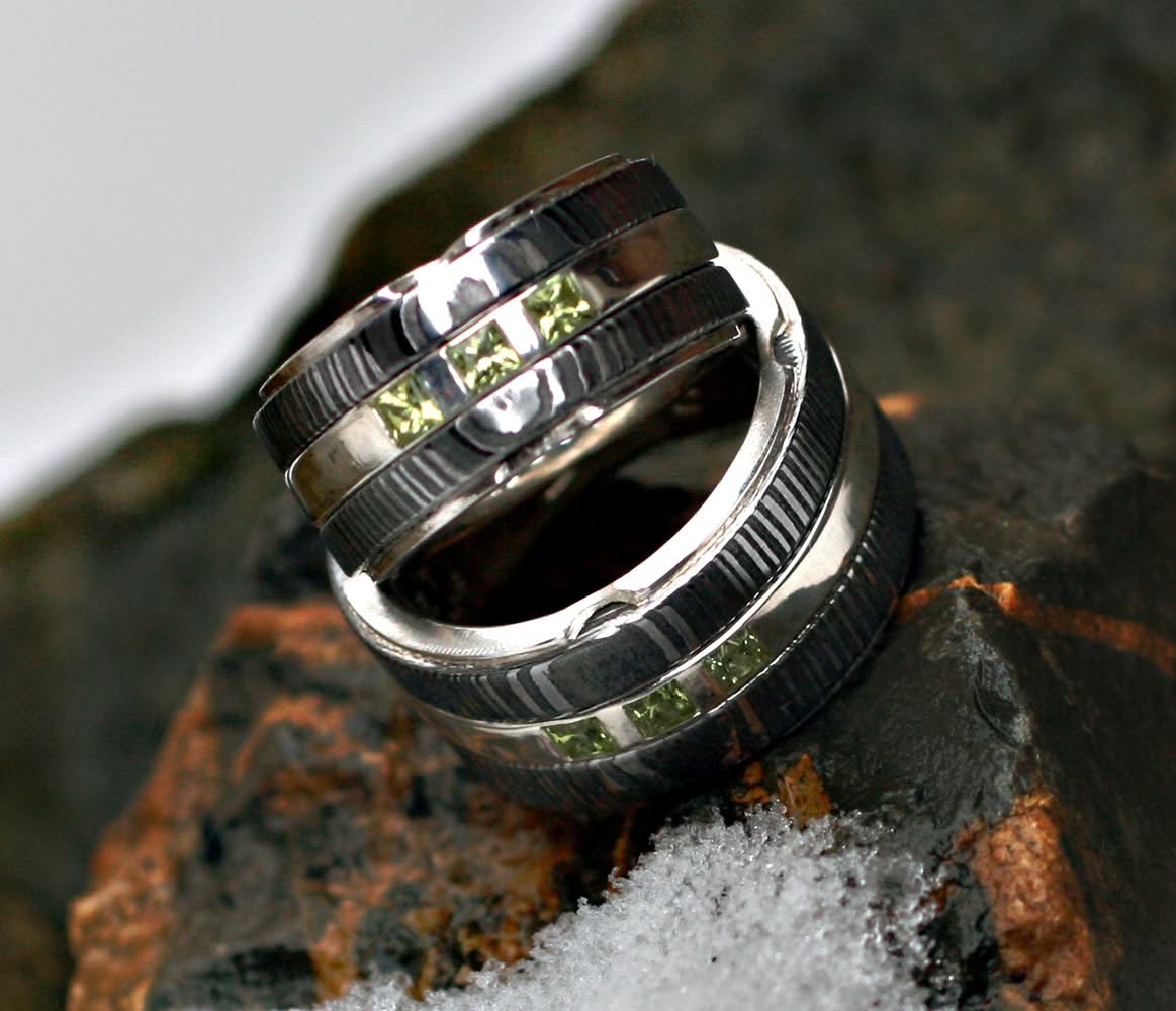 Damastringe mit Silberauskleidung und Peridot