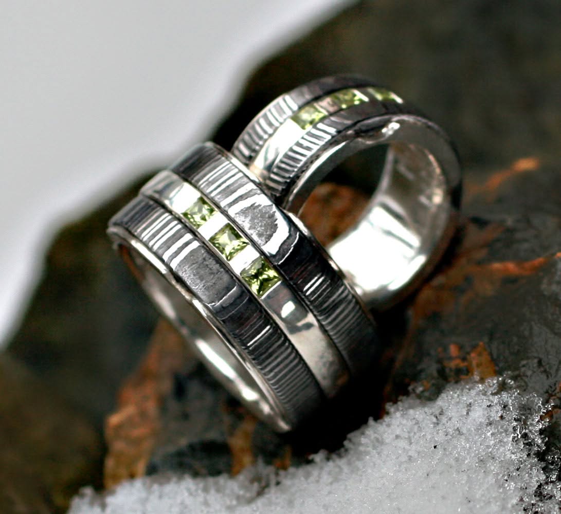 Damastringe mit Silberauskleidung und Peridot