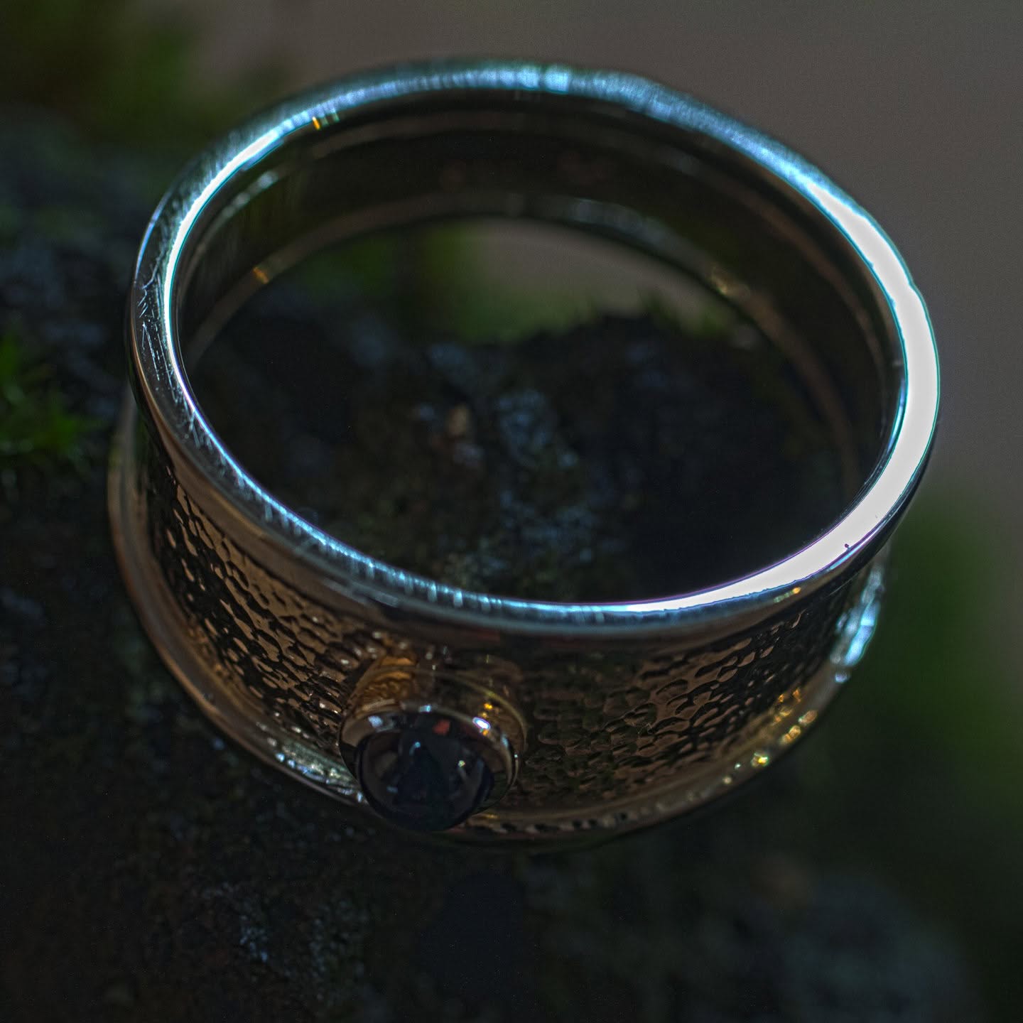 zweifarbiger Herrenring mit Saphir