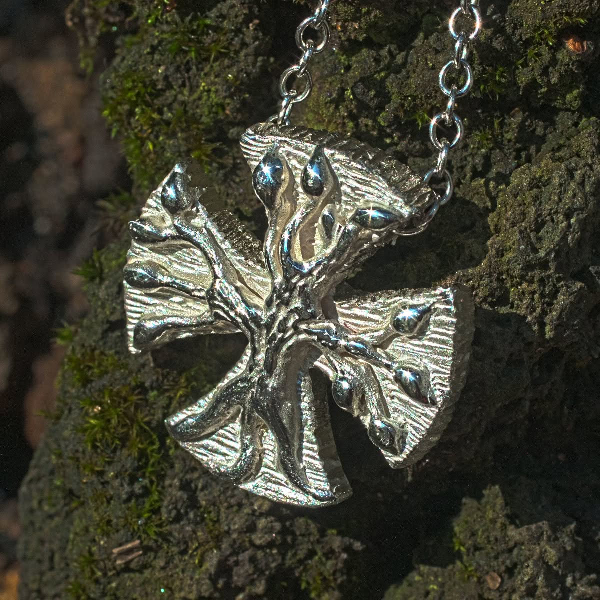 Silberkreuz mit Lebensbaum