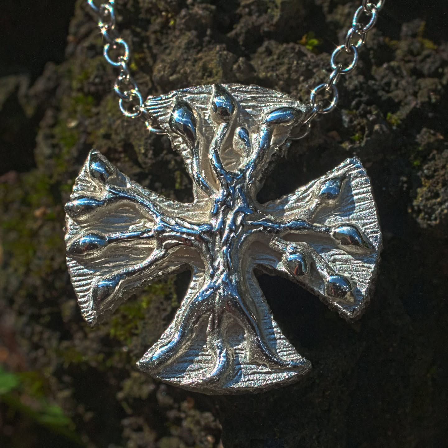 Silberkreuz mit Lebensbaum