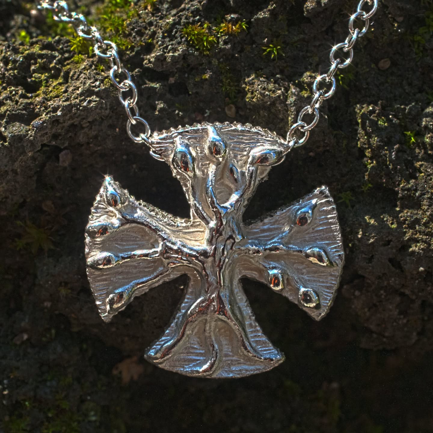 Silberkreuz mit Lebensbaum