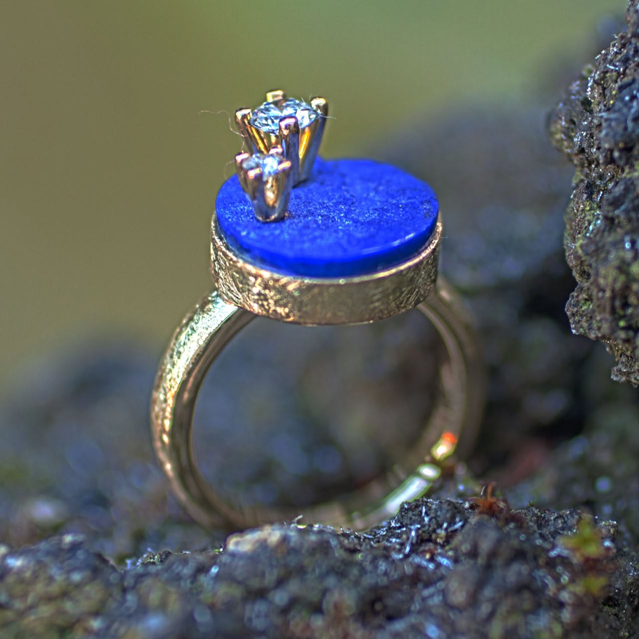 Goldring mit Lapilazuli und Brillanten