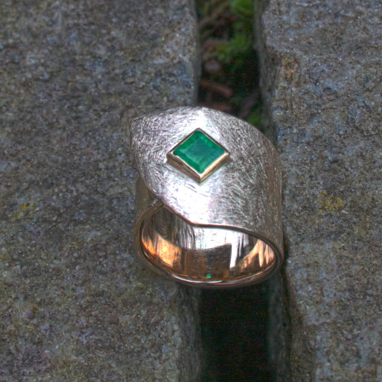Gelbgold-Wickelring mit Smaragd