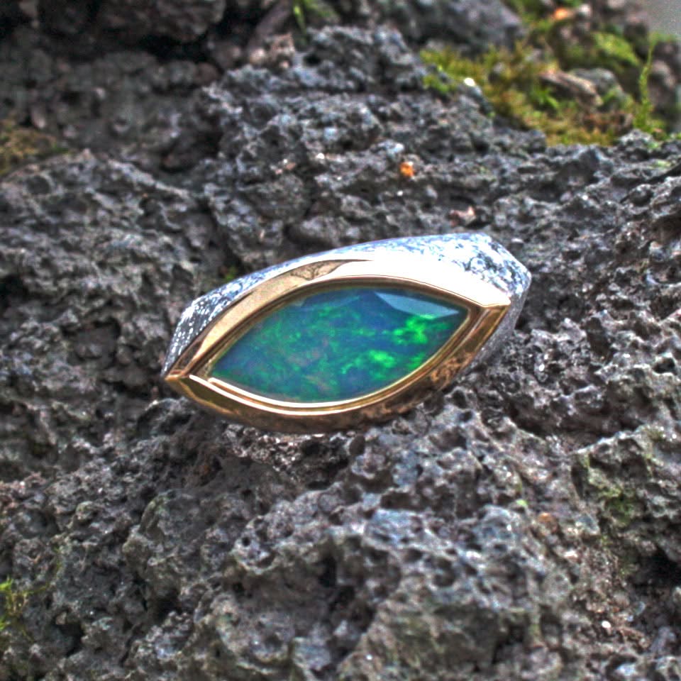 Silberring mit Opal in Golfassung