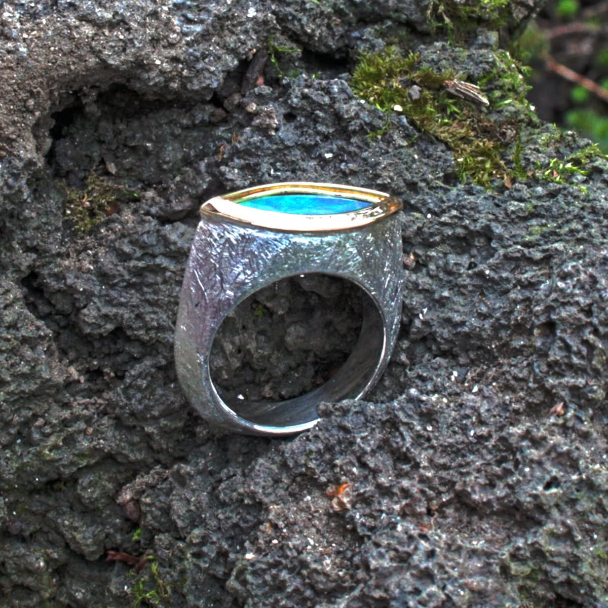 Silberring mit Opal in Golfassung