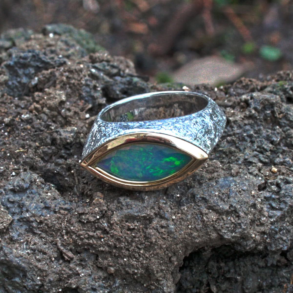 Silberring mit Opal in Golfassung