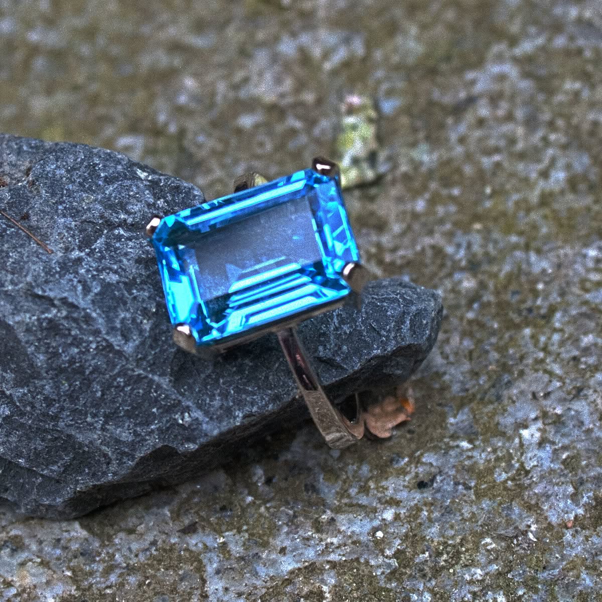 Gelbgoldring mit Blautopas