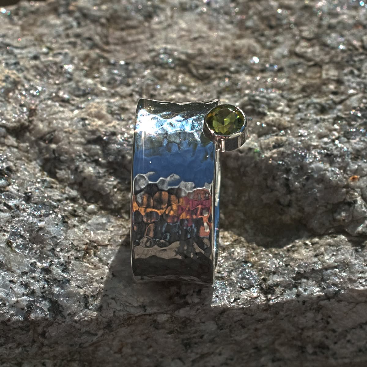 Hammerschlag konkav mit Peridot