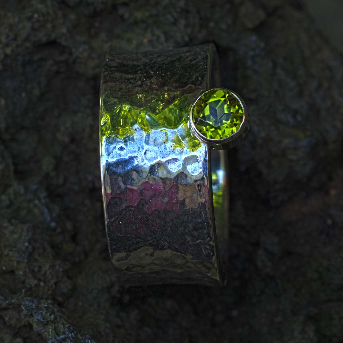 Hammerschlag konkav mit Peridot
